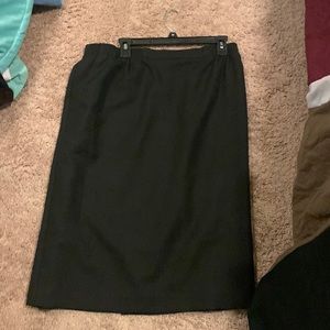 Size 16 Alfred dunner pencil skirt with small slit in back